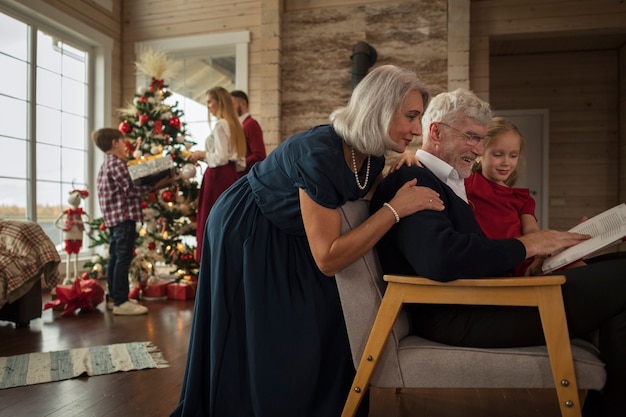 Foto gratuita familia disfrutando juntos de una navidad festiva