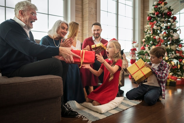 Foto gratuita familia disfrutando juntos de una navidad festiva