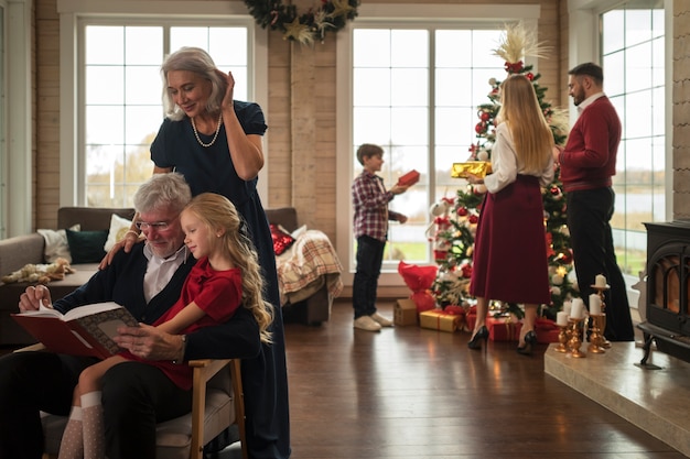 Foto gratuita familia disfrutando juntos de una navidad festiva