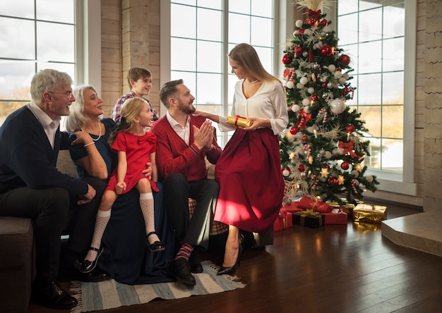 Foto gratuita familia disfrutando juntos de una navidad festiva