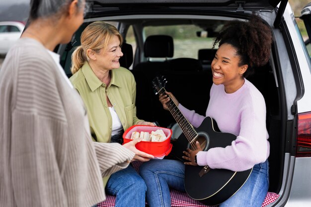 Familia disfrutando de una parada en su viaje por carretera