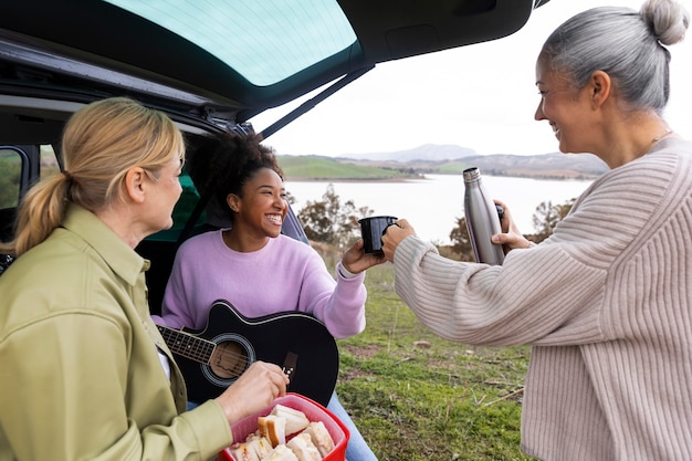 Familia disfrutando de una parada en su viaje por carretera