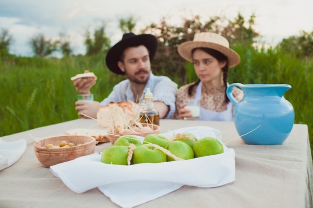 Foto gratuita familia disfrutando de un picnic en el campo