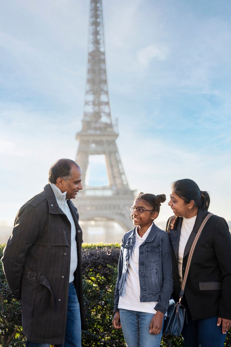 Foto gratuito familia disfrutando de su viaje a parís