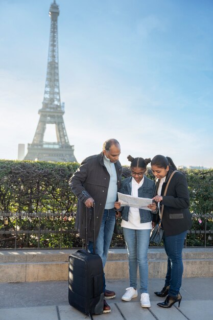 Familia disfrutando de su viaje a París