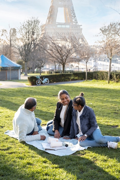 Familia disfrutando de su viaje a París