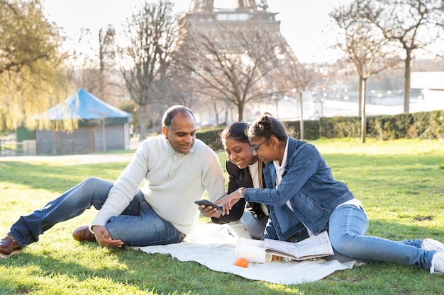 Familia disfrutando de su viaje a París