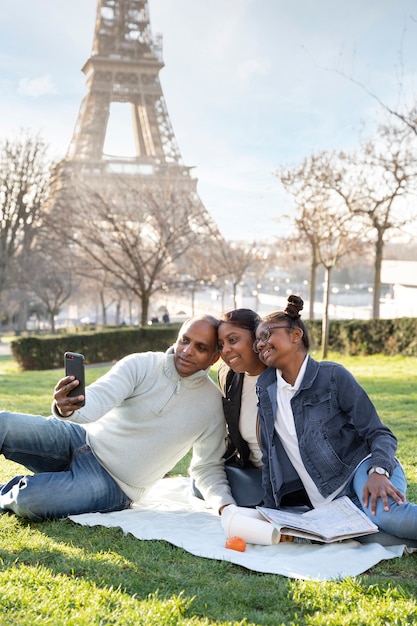 Familia disfrutando de su viaje a París
