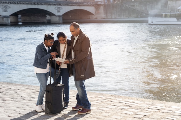 Familia disfrutando de su viaje a París