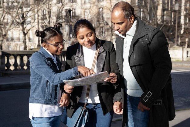 Familia disfrutando de su viaje a París