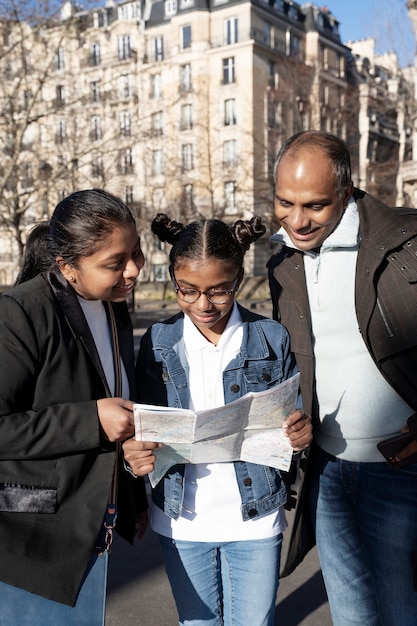 Foto gratuita familia disfrutando de su viaje a parís