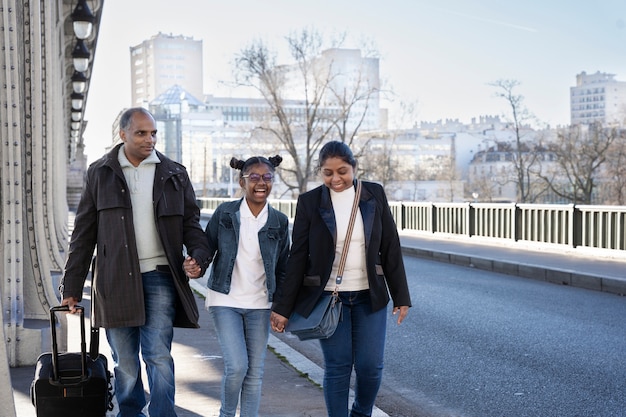 Familia disfrutando de su viaje a París