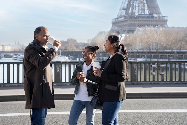 Foto gratuita familia disfrutando de su viaje a parís