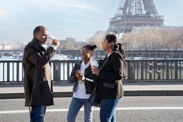 Familia disfrutando de su viaje a París