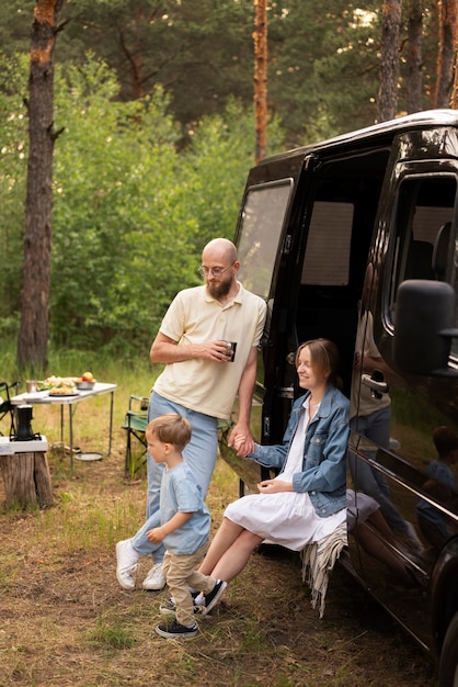 Familia disfrutando del tiempo en el camping