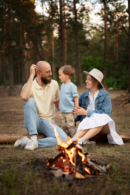 Familia disfrutando del tiempo en el camping