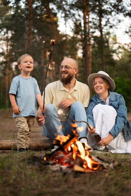 Familia disfrutando del tiempo en el camping