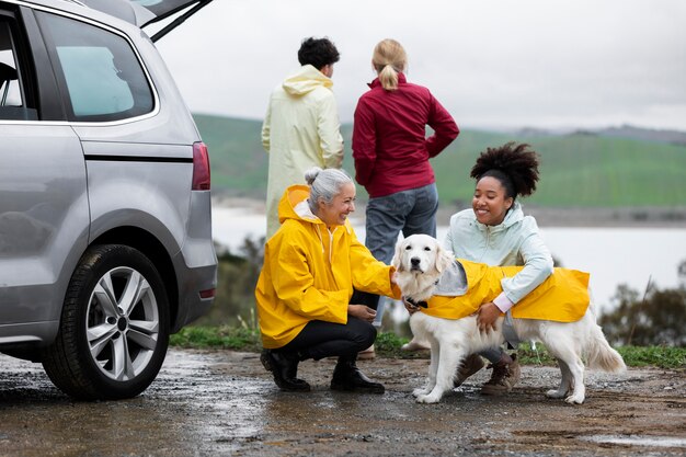 Familia disfrutando de un viaje por carretera con su perro