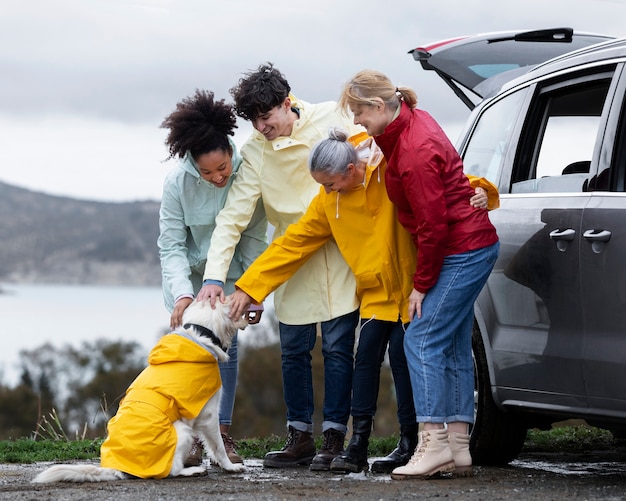 Familia disfrutando de un viaje por carretera con su perro