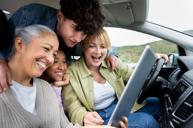 Familia disfrutando de un viaje en coche