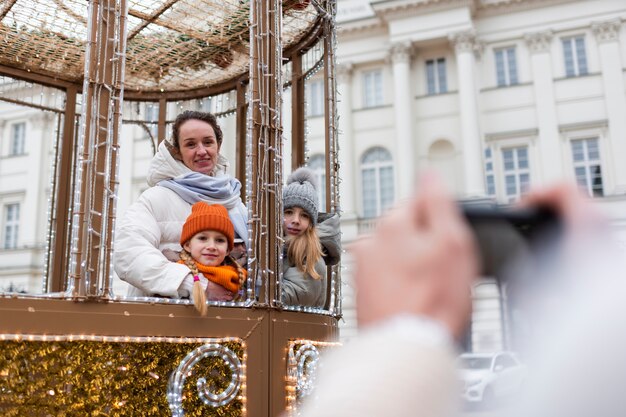 Familia disfrutando de un viaje en sus vacaciones navideñas