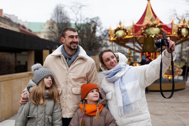 Foto gratuita familia disfrutando de un viaje en sus vacaciones navideñas