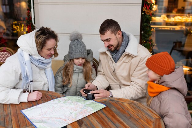 Familia disfrutando de un viaje en sus vacaciones