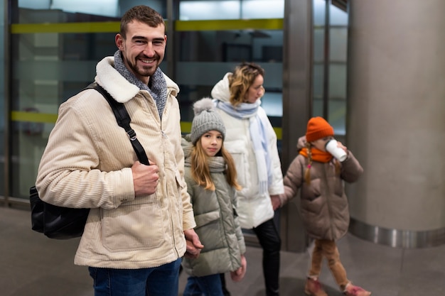 Familia disfrutando de un viaje en sus vacaciones