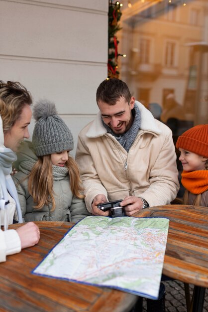 Familia disfrutando de un viaje en sus vacaciones