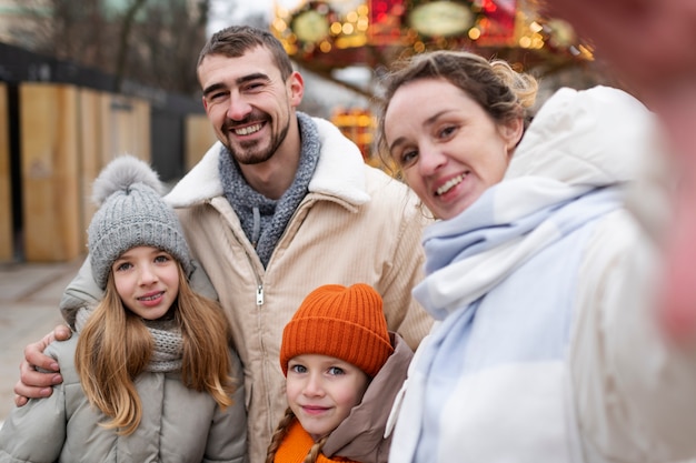 Foto gratuita familia disfrutando de un viaje en sus vacaciones