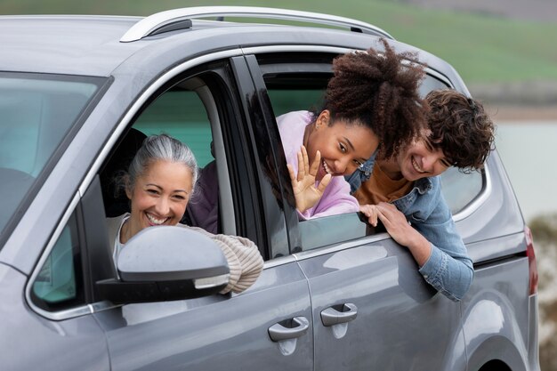 Familia disfrutando de las vistas en un viaje en coche