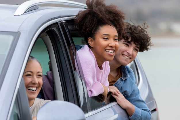 Familia disfrutando de las vistas en un viaje en coche