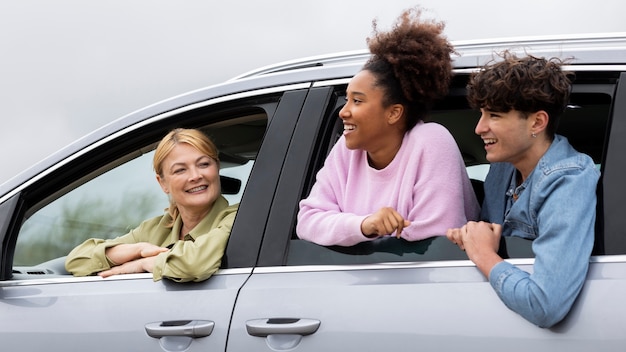 Familia disfrutando de las vistas en un viaje en coche