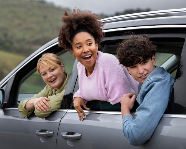 Familia disfrutando de las vistas en un viaje en coche