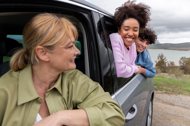 Familia disfrutando de las vistas en un viaje en coche