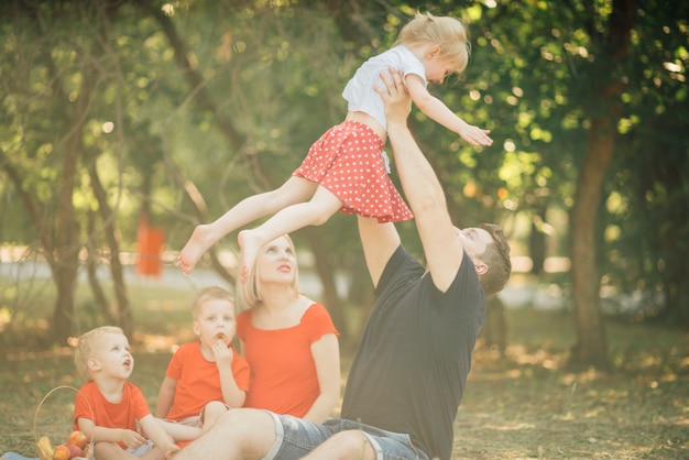 Familia divertida jugando en el parque