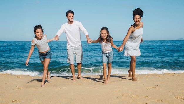Familia divertida posando en la playa
