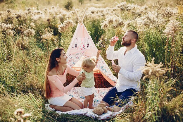 Familia divertirse en un parque