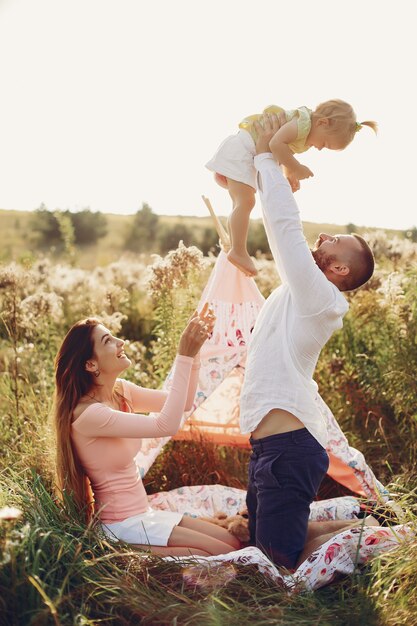 Familia divertirse en un parque