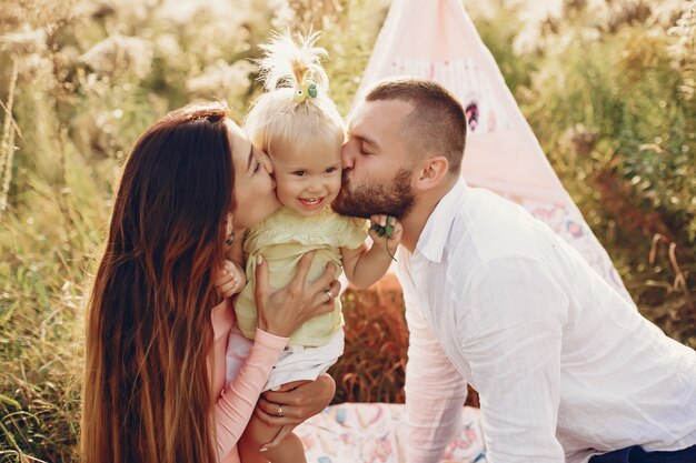 Familia divertirse en un parque