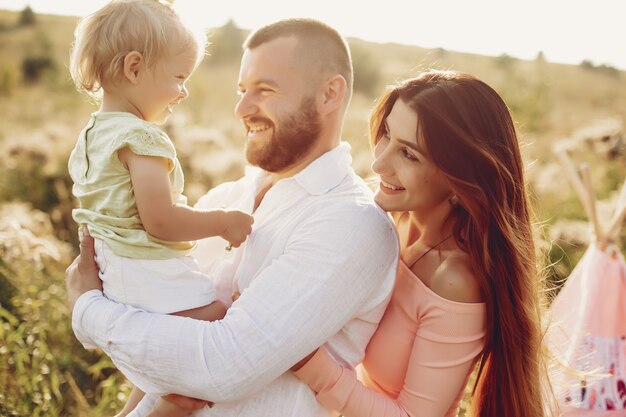 Familia divertirse en un parque