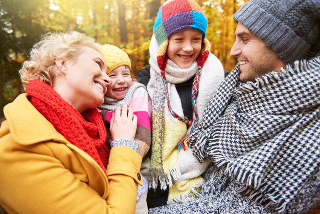 Familia divirtiéndose en el bosque