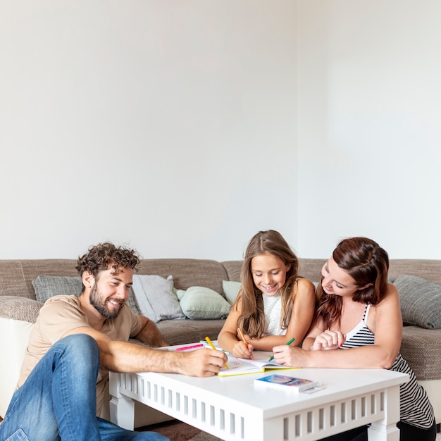 Familia divirtiéndose coloreando juntos