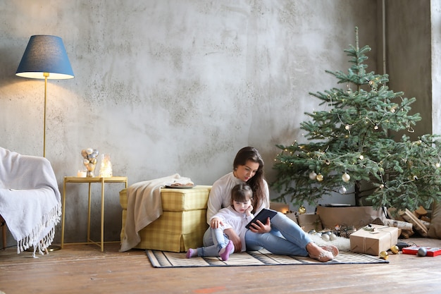 Familia divirtiéndose en el día de Navidad