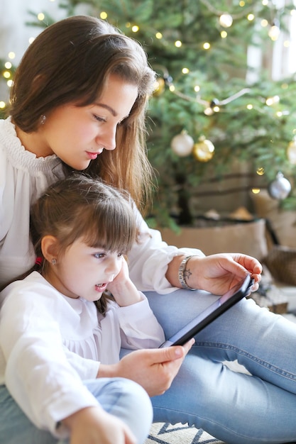 Familia divirtiéndose en el día de navidad