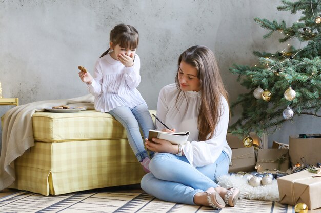 Familia divirtiéndose en el día de Navidad