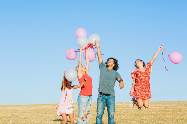 Familia divirtiéndose con globos