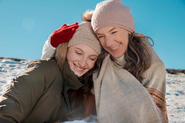 Familia divirtiéndose en invierno