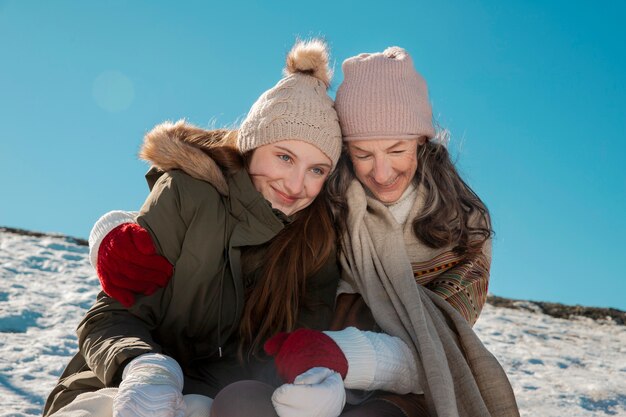 Familia divirtiéndose en invierno