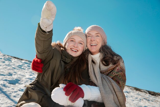 Familia divirtiéndose en invierno